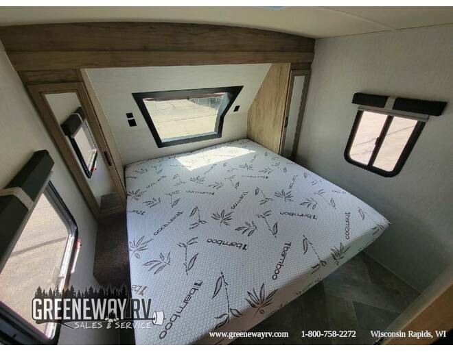 2021 Palomino SolAire Ultra Lite 243BHS Travel Trailer at Greeneway RV Sales & Service STOCK# 10796A Photo 12