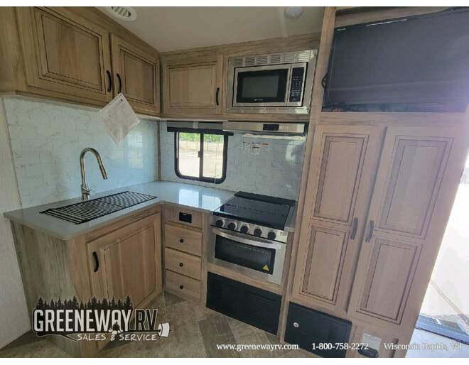 2021 Palomino SolAire Ultra Lite 243BHS Travel Trailer at Greeneway RV Sales & Service STOCK# 10796A Photo 9